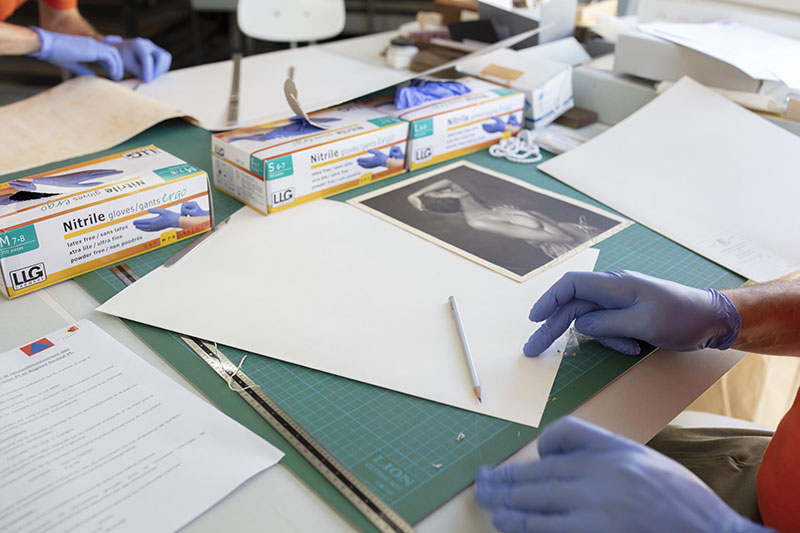 Fonds Dany Gignoux (4): le traitement physique des fonds photos pour une conservation optimale